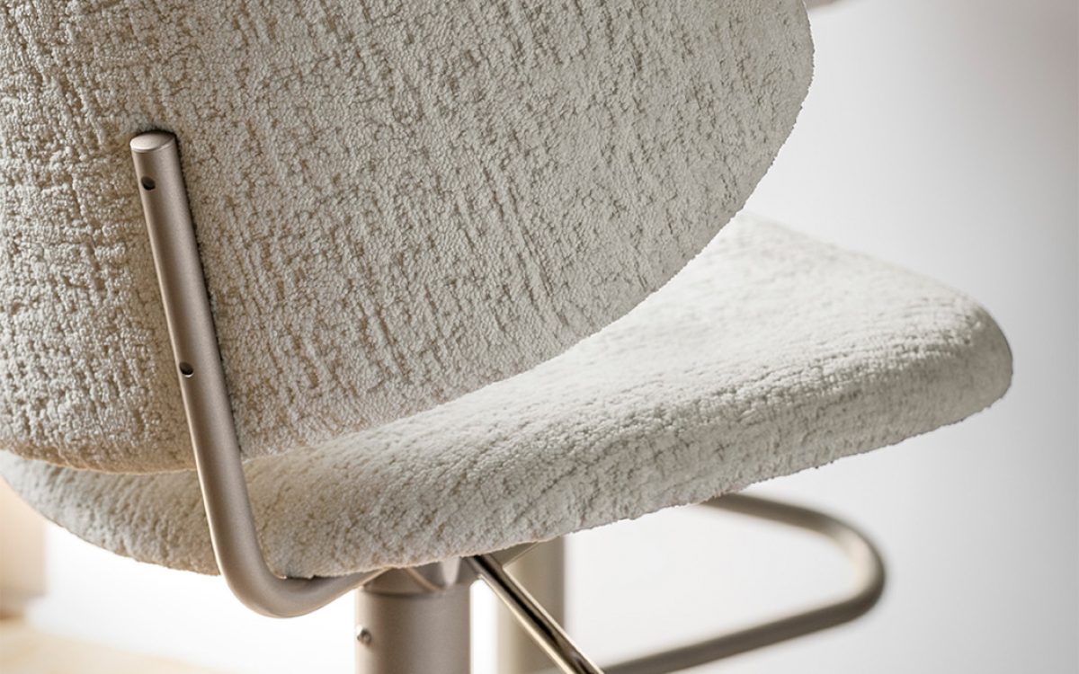 Ιταλικό σκαμπό μπαρ Holly Lift της Calligaris με μεταλλικό σκελετό και επενδυμένη πλάτη, ιδανικό για πάγκο κουζίνας ή home bar.