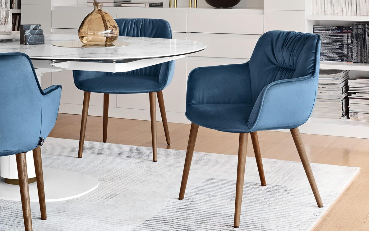 Ιταλική καρέκλα Cocoon του οίκου Calligaris με προσαρμοσμένη επένδυση και πολλαπλές επιλογές υφασμάτων, ιδανική για τραπεζαρία με διαχρονική κομψότητα