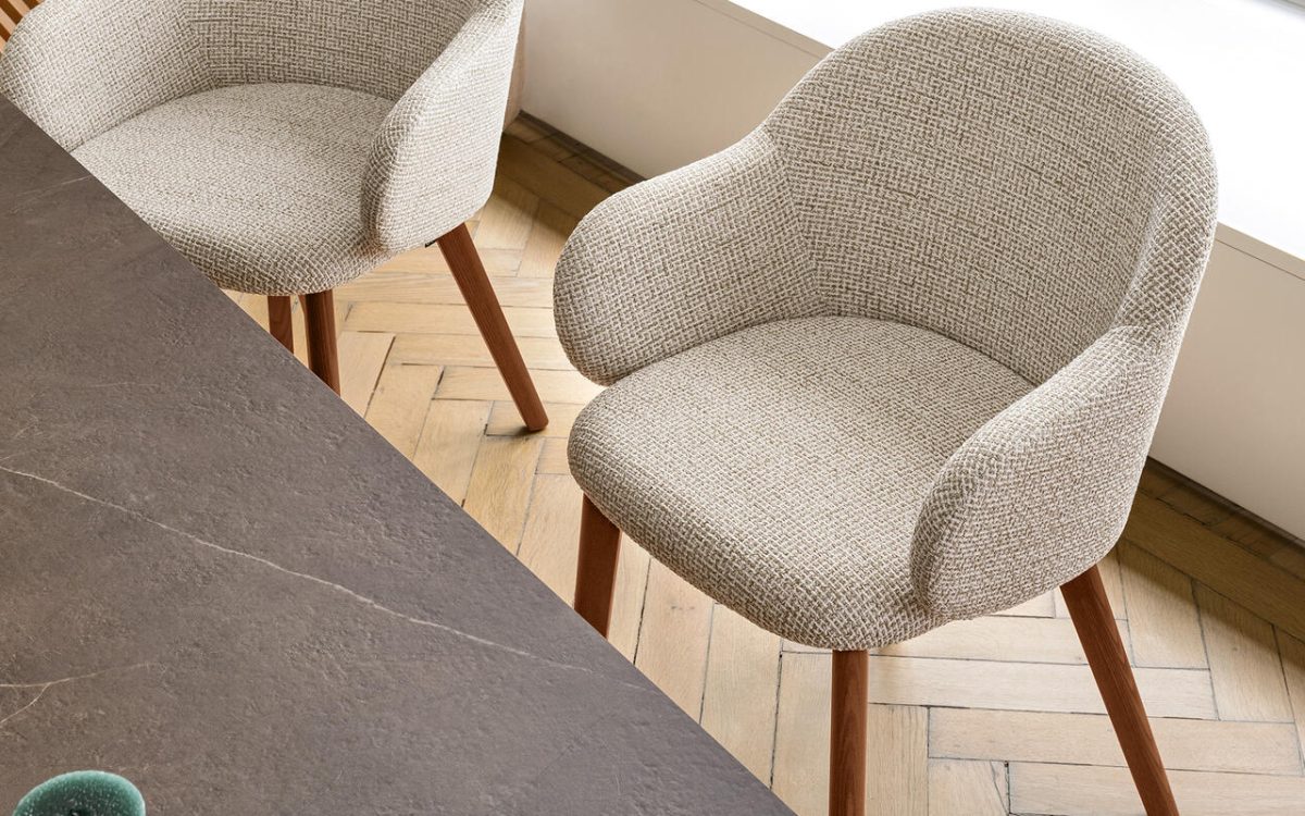 Ιταλική καρέκλα Holly Fab του οίκου Calligaris με αγκαλιαστή πλάτη και μασίφ ξύλινα πόδια, ιδανική για κομψή τραπεζαρία.