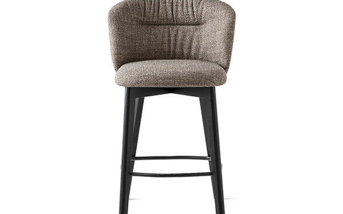 Ιταλικό σκαμπό μπαρ Sweel Wood της Calligaris με βάση gas lift και αγκαλιαστή πλάτη, διαθέσιμο με υφασμάτινη ή δερμάτινη επένδυση.