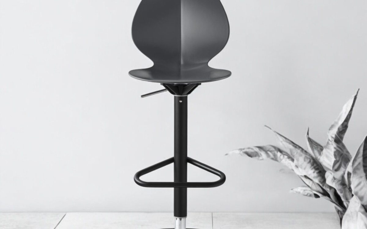 Σκαμπό μπαρ Basil Lift της Calligaris με κάθισμα φύλλου και ρυθμιζόμενο ύψος, διαθέσιμο σε ποικιλία χρωμάτων και φινιρισμάτων.