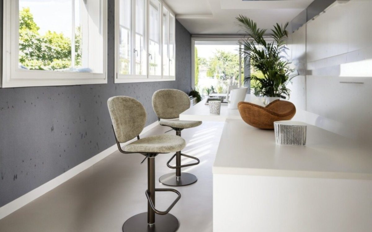 Ιταλικό σκαμπό μπαρ Inès Lift της Calligaris με λεπτό μεταλλικό σκελετό και μαλακά επενδεδυμένο κάθισμα, ιδανικό για πάγκο κουζίνας ή home bar.