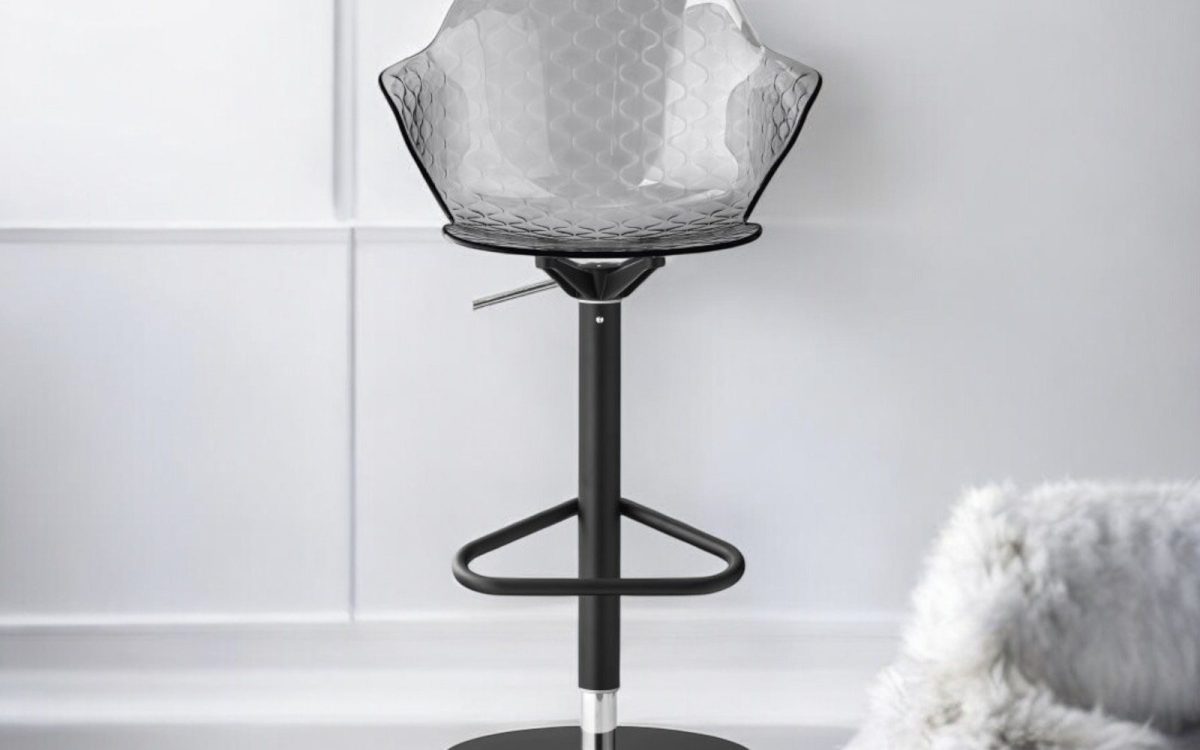 Ιταλικό σκαμπό μπαρ Saint Tropez Lift της Calligaris με μεταλλικό σκελετό και κέλυφος πολυκαρβονικού, με περιστροφή 360° και gas-lift.