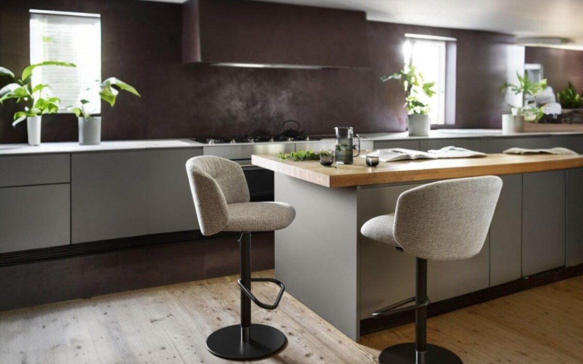 Ιταλικό σκαμπό μπαρ Sweel Lift της Calligaris με βάση gas lift και περιμετρική πλάτη, διαθέσιμο με υφασμάτινη ή δερμάτινη επένδυση.