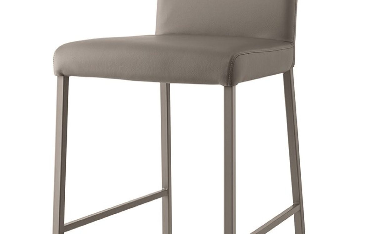 Ιταλικό σκαμπό μπαρ Garda της Connubia με σταθερή μεταλλική βάση και αδιάβροχη, πλενόμενη επένδυση.