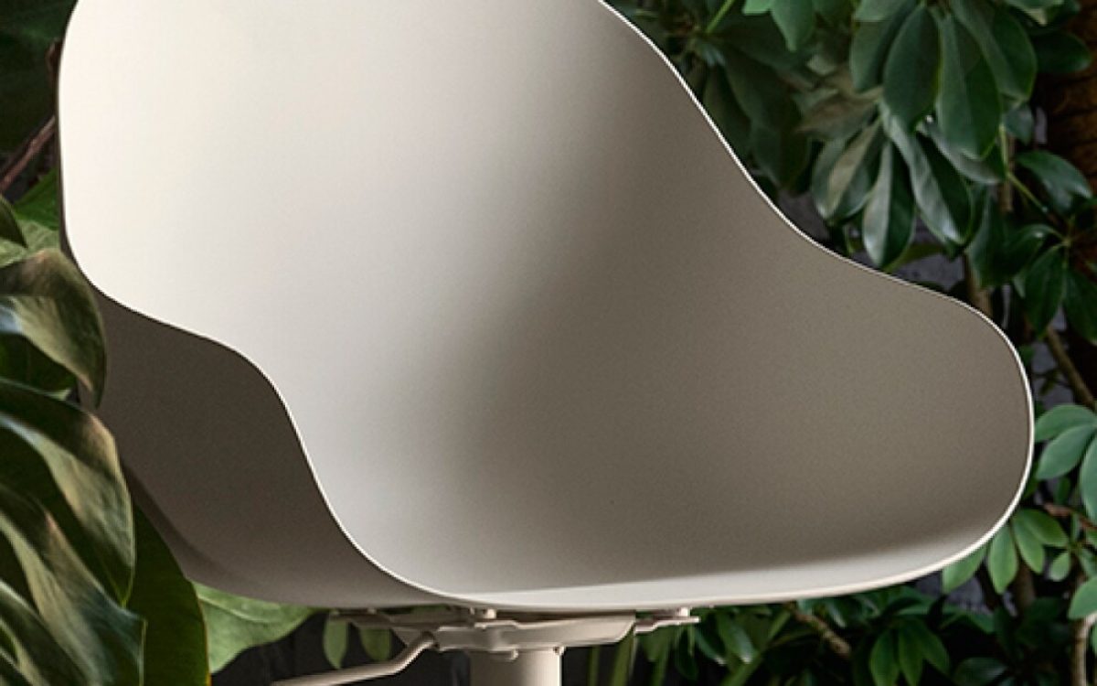 Ιταλικό σκαμπό μπαρ Academy XL Lift του οίκου Connubia με μεγαλύτερο κάθισμα και βάση gas-lift, ιδανικό για πάγκο κουζίνας ή home bar.