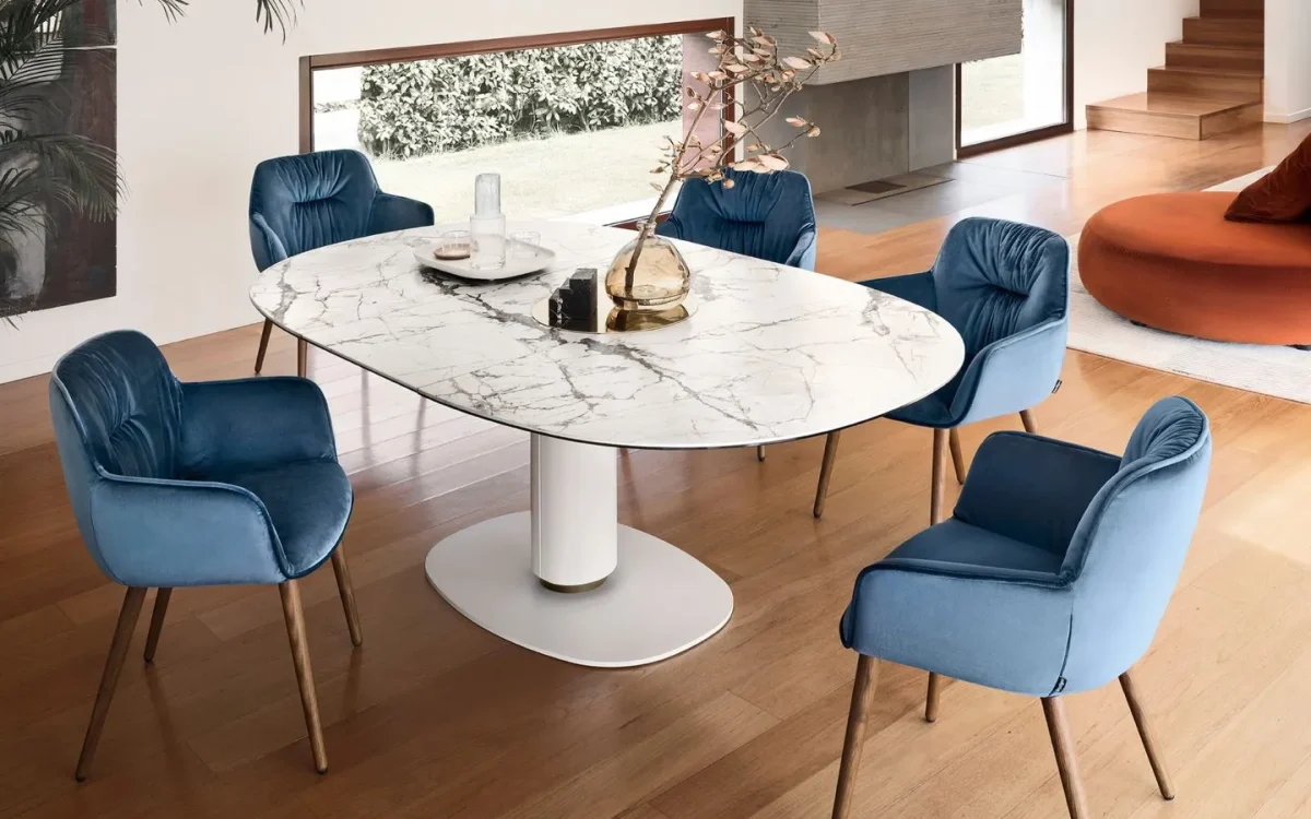 Ιταλική καρέκλα Cocoon του οίκου Calligaris με προσαρμοσμένη επένδυση και πολλαπλές επιλογές υφασμάτων, ιδανική για τραπεζαρία με διαχρονική κομψότητα