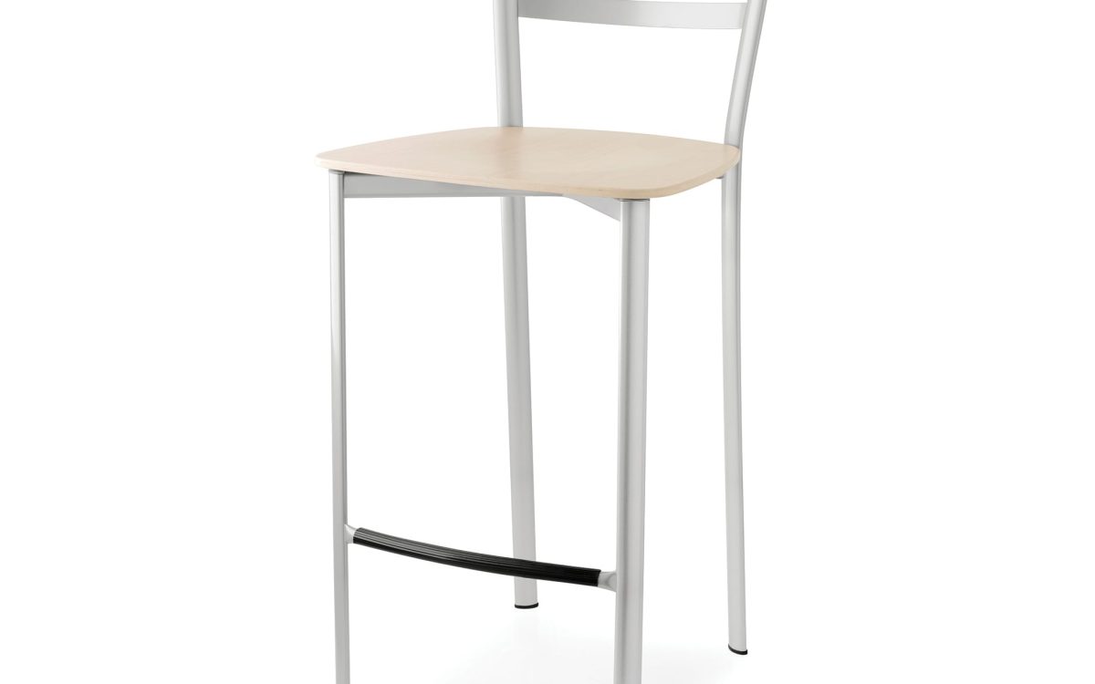 Ιταλικό σκαμπό μπαρ Ace Metal του οίκου Connubia με μεταλλικό σκελετό, υποπόδιο και πλάτη μεσαίου ύψους, διαθέσιμο σε πολλά υλικά και χρώματα.