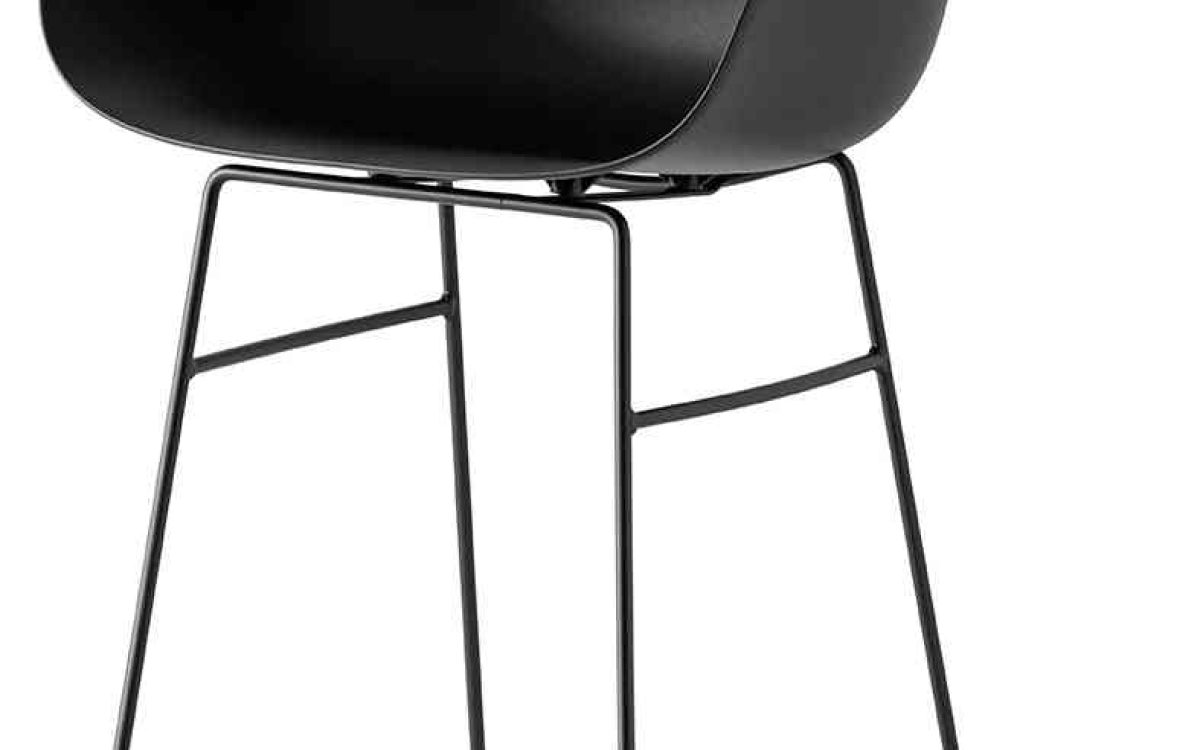 Ιταλικό σκαμπό μπαρ Academy-XL Metal του οίκου Connubia με μεταλλική βάση και μεγαλύτερο κάθισμα, ιδανικό για πάγκο κουζίνας ή home bar.