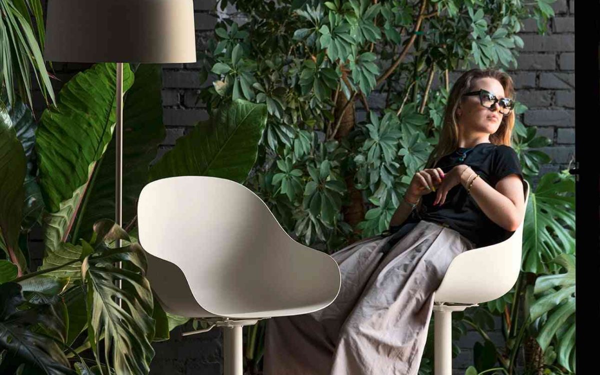 Ιταλικό σκαμπό μπαρ Academy XL Lift του οίκου Connubia με μεγαλύτερο κάθισμα και βάση gas-lift, ιδανικό για πάγκο κουζίνας ή home bar.