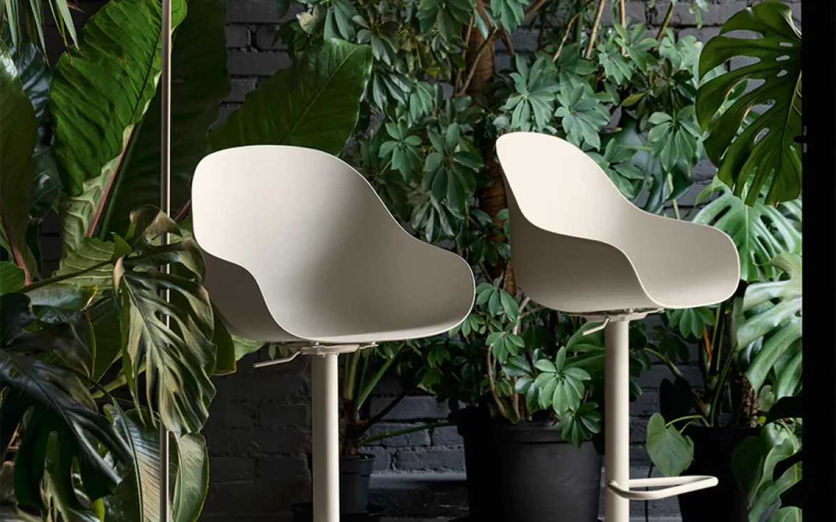 Ιταλικό σκαμπό μπαρ Academy XL Lift του οίκου Connubia με μεγαλύτερο κάθισμα και βάση gas-lift, ιδανικό για πάγκο κουζίνας ή home bar.