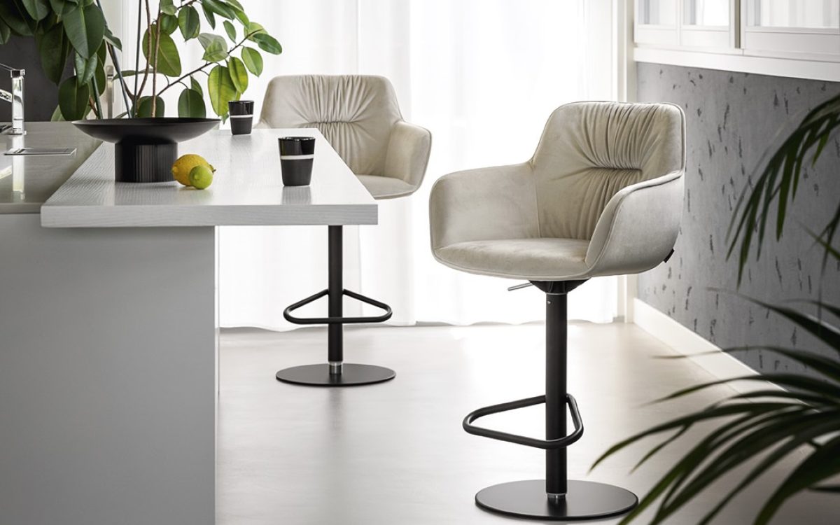 Ιταλικό σκαμπό μπαρ Cocoon της Calligaris με πλούσια επένδυση και ύφασμα με σούρες, ιδανικό για πάγκο κουζίνας ή home bar.