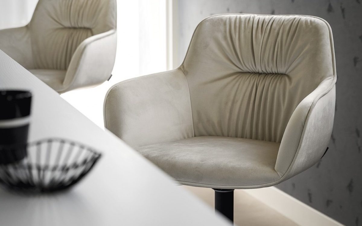 Ιταλικό σκαμπό μπαρ Cocoon της Calligaris με πλούσια επένδυση και ύφασμα με σούρες, ιδανικό για πάγκο κουζίνας ή home bar.