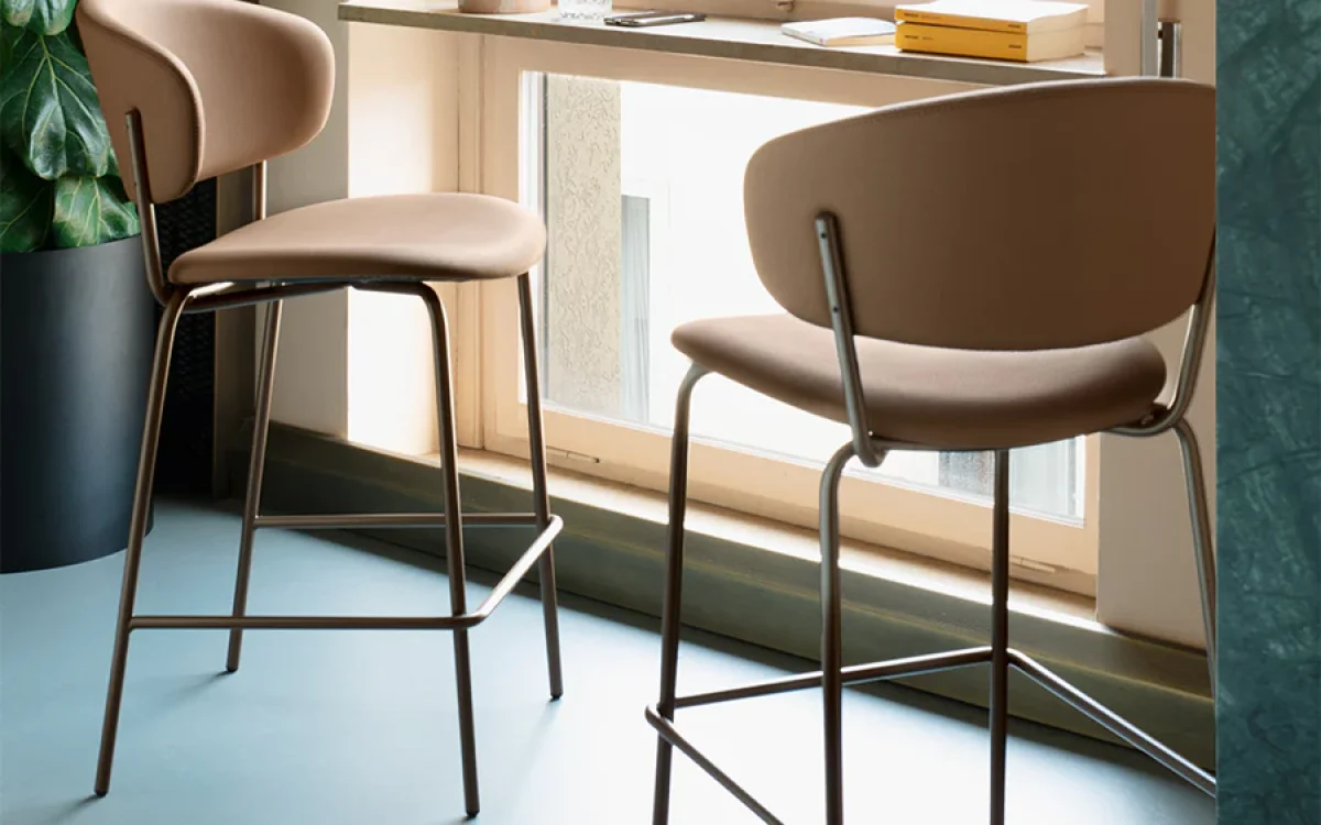 Ιταλικό σκαμπό μπαρ Desy Metal του οίκου Connubia με μεταλλικό σκελετό και αγκαλιαστή πλάτη που ενώνεται με το κάθισμα.