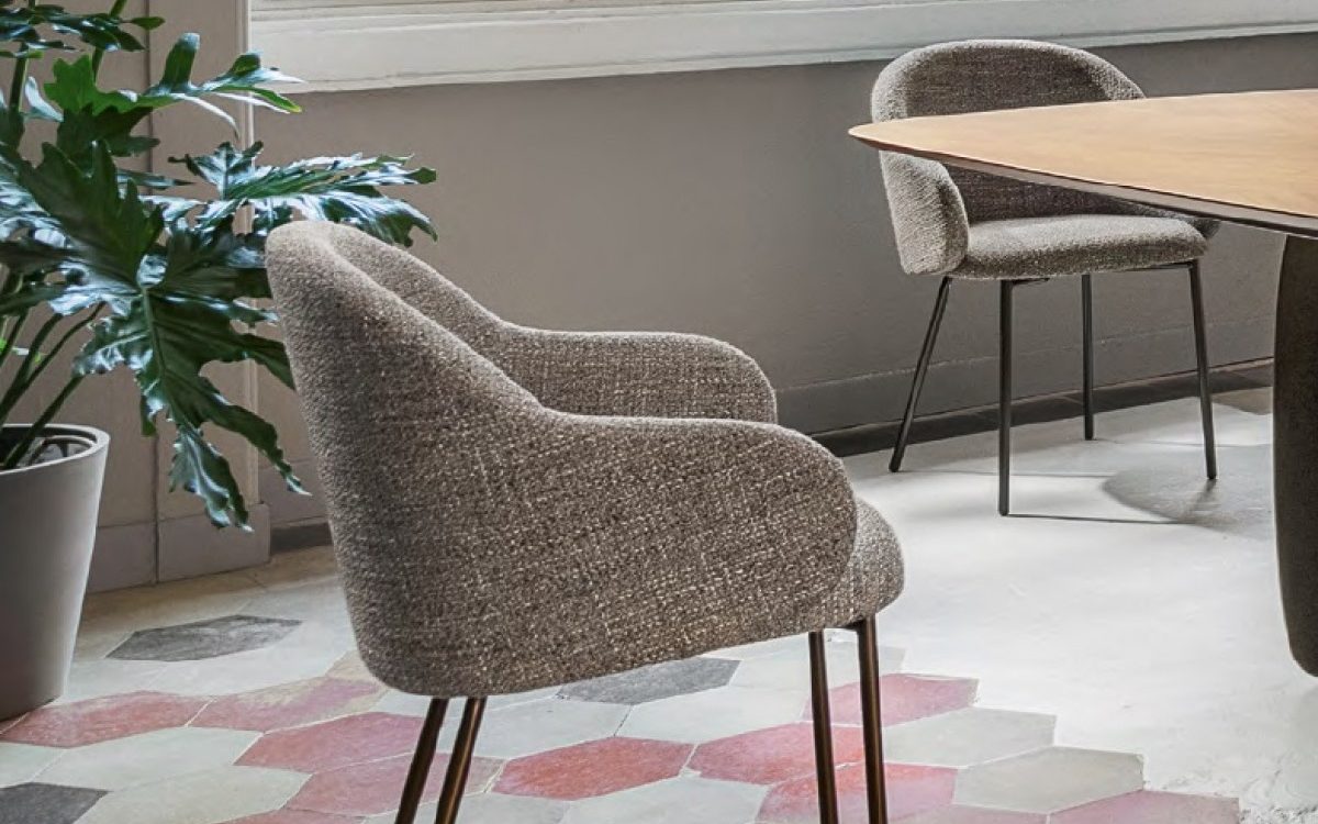 Ιταλική καρέκλα Holly Fab του οίκου Calligaris με αγκαλιαστή πλάτη και λεπτά μεταλλικά πόδια, ιδανική για τραπεζαρία με σύγχρονη κομψότητα.