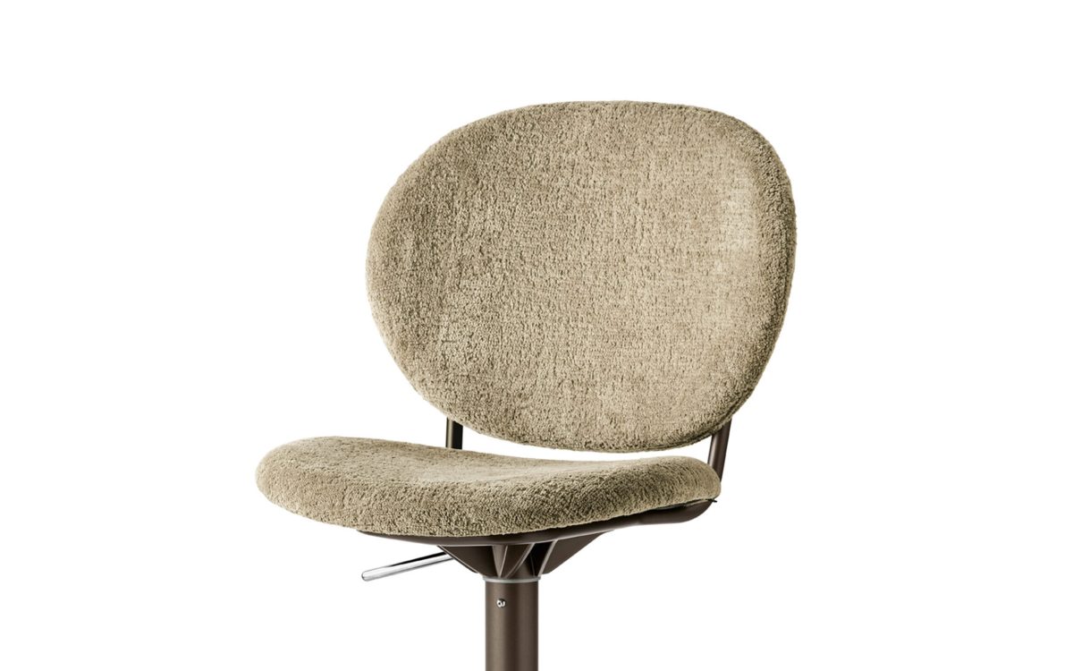 Ιταλικό σκαμπό μπαρ Inès Lift της Calligaris με λεπτό μεταλλικό σκελετό και μαλακά επενδεδυμένο κάθισμα, ιδανικό για πάγκο κουζίνας ή home bar.