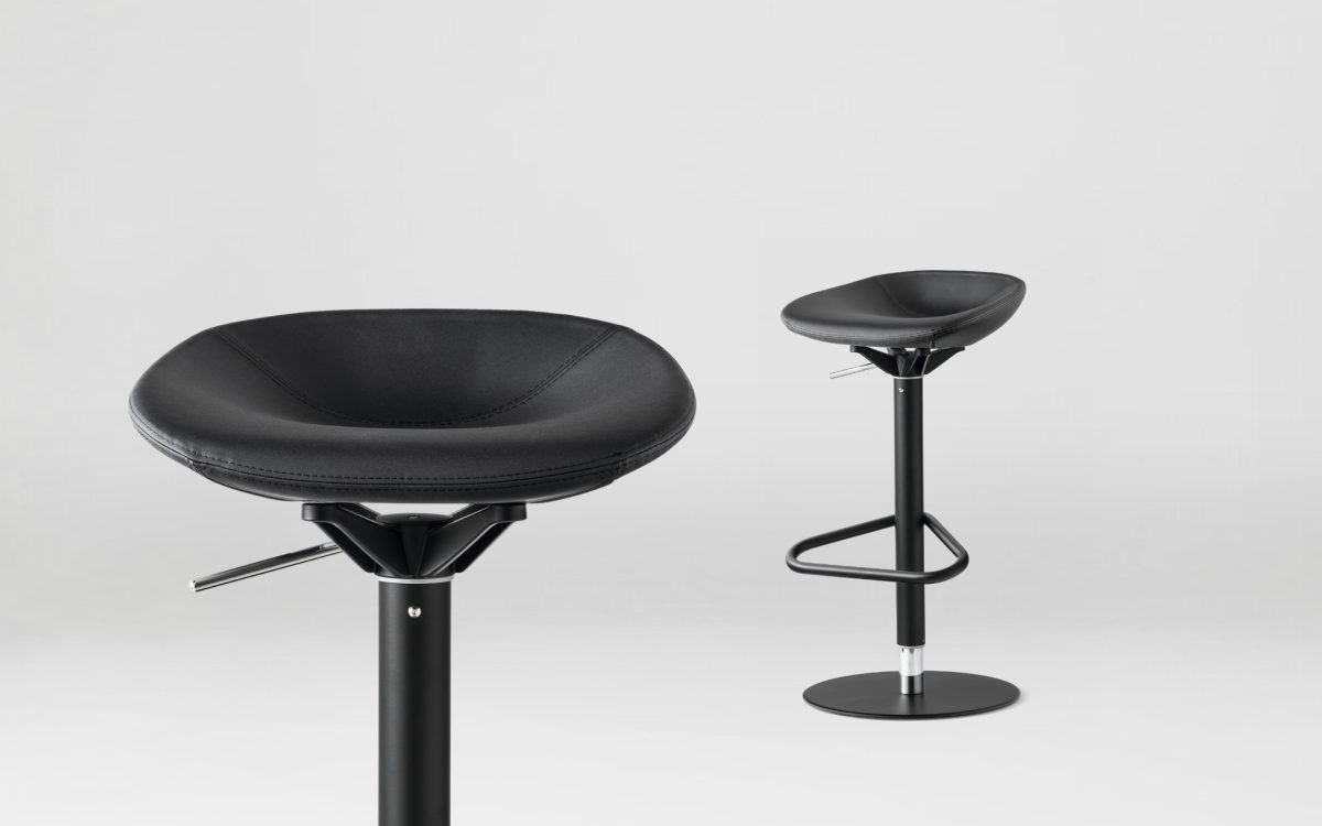 Ιταλικό σκαμπό μπαρ Palm Lift της Calligaris με ξύλινη βάση, gas lift και μεταλλικό υποπόδιο, ιδανικό για πάγκο κουζίνας ή home bar.