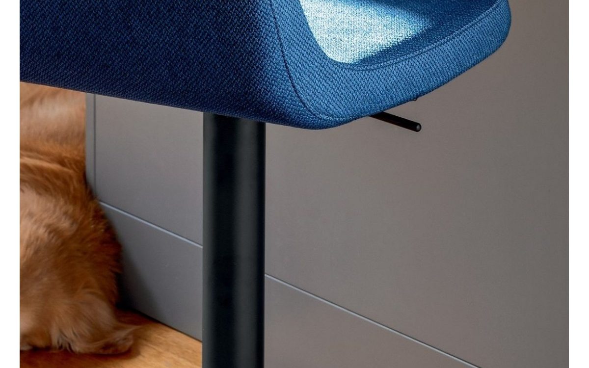 Ιταλικό σκαμπό μπαρ Riley Lift της Connubia με μεταλλική βάση, gas-lift και περιστροφή 360°, ιδανικό για πάγκο κουζίνας ή νησίδα.