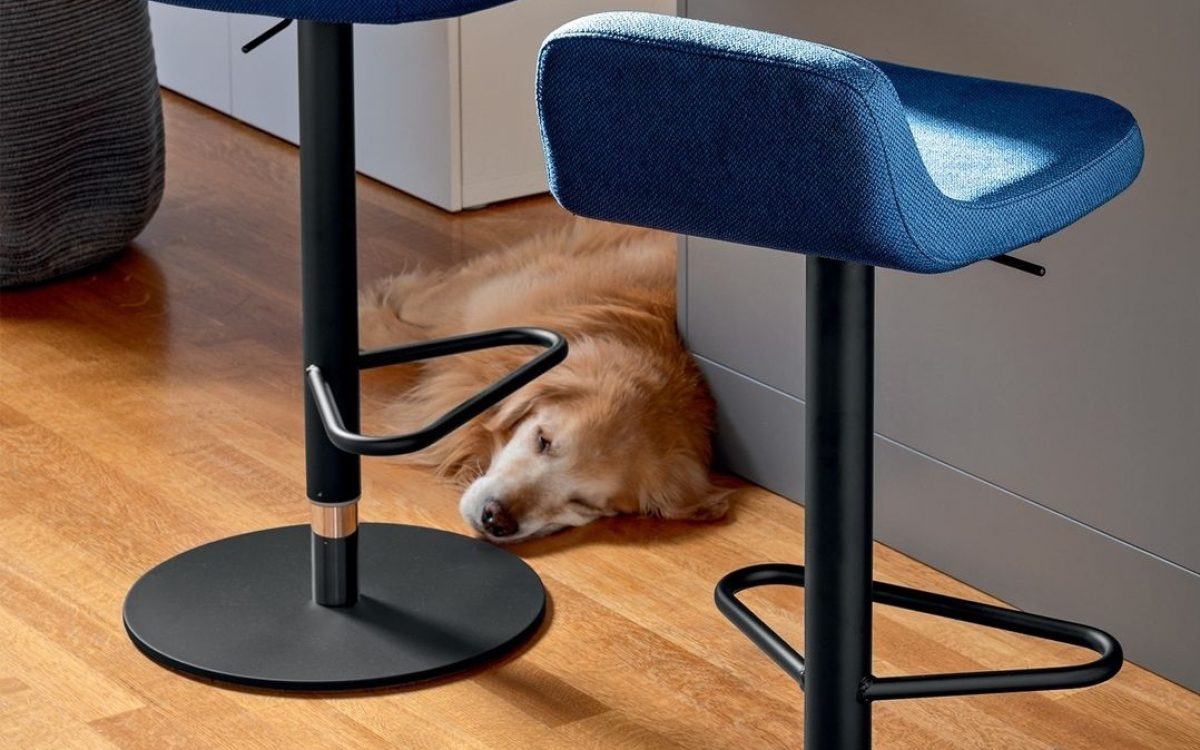 Ιταλικό σκαμπό μπαρ Riley Lift της Connubia με μεταλλική βάση, gas-lift και περιστροφή 360°, ιδανικό για πάγκο κουζίνας ή νησίδα.