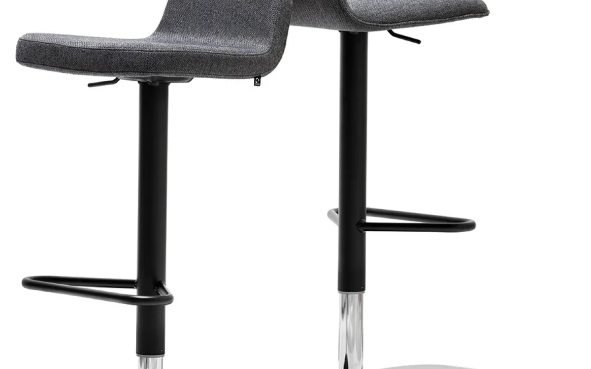 Ιταλικό σκαμπό μπαρ Riley Soft Lift του οίκου Connubia με μαλακή επένδυση, περιστροφή 360° και βάση gas-lift, ιδανικό για πάγκο κουζίνας ή νησίδα.