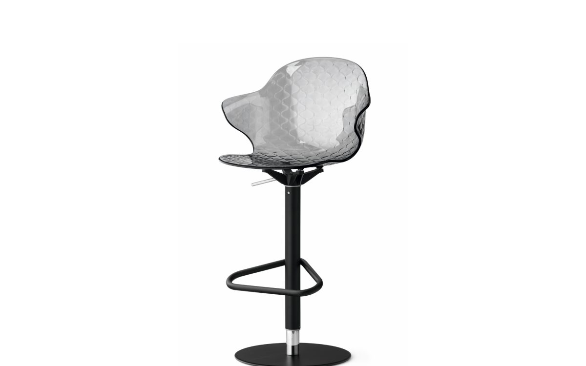 Ιταλικό σκαμπό μπαρ Saint Tropez Lift της Calligaris με μεταλλικό σκελετό και κέλυφος πολυκαρβονικού, με περιστροφή 360° και gas-lift.