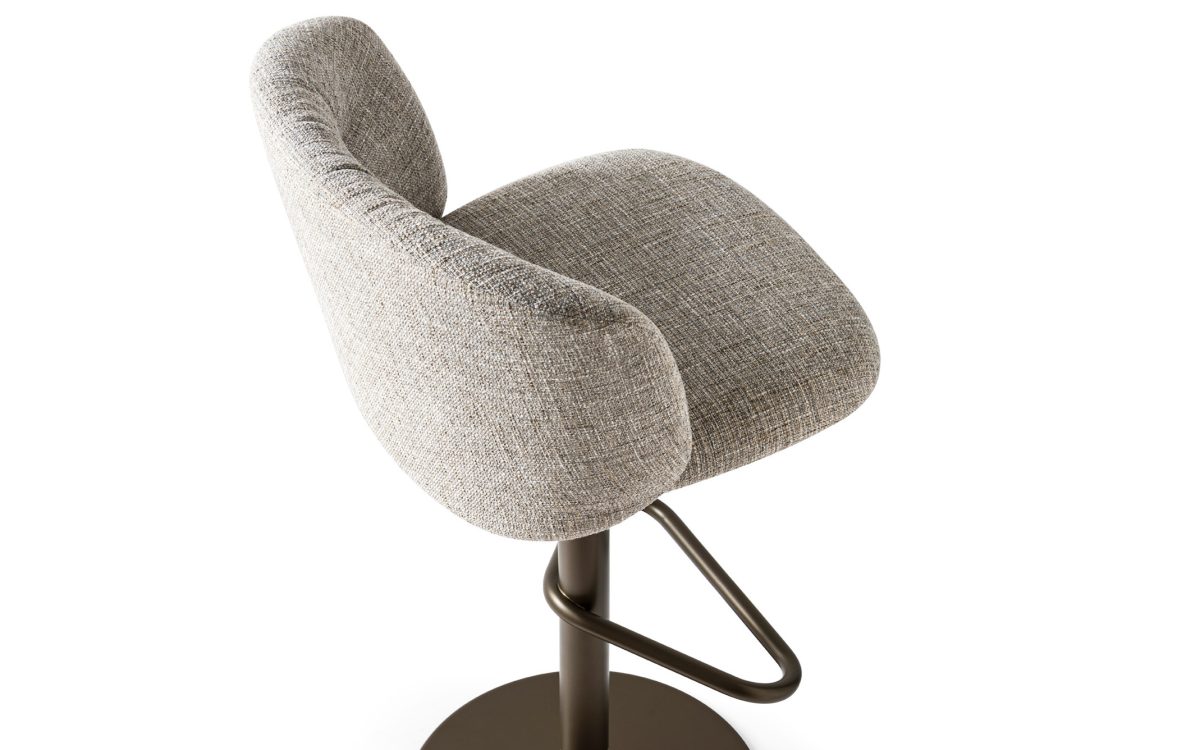 Ιταλικό σκαμπό μπαρ Sweel Lift της Calligaris με βάση gas lift και περιμετρική πλάτη, διαθέσιμο με υφασμάτινη ή δερμάτινη επένδυση.