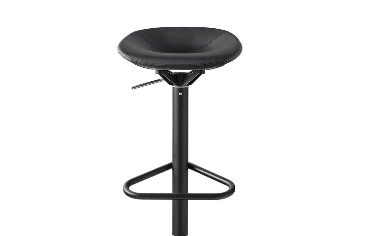 Ιταλικό σκαμπό μπαρ Palm Lift της Calligaris με ξύλινη βάση, gas lift και μεταλλικό υποπόδιο, ιδανικό για πάγκο κουζίνας ή home bar.