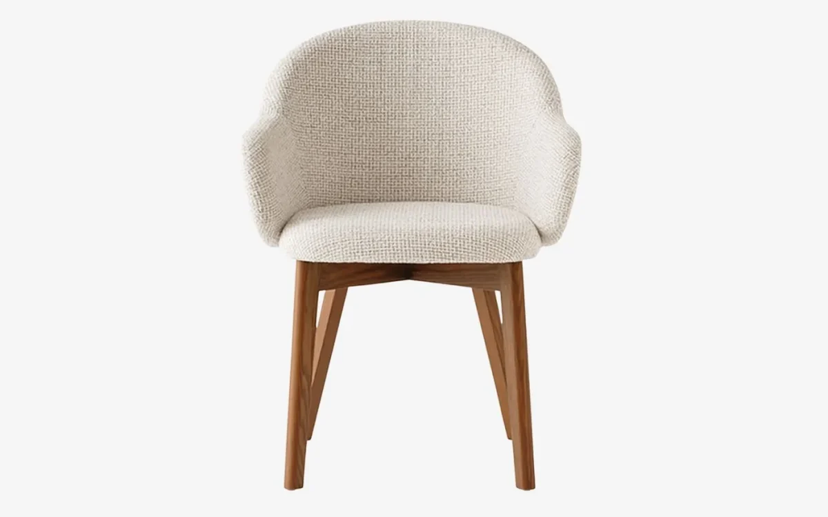 Ιταλική καρέκλα Holly Fab του οίκου Calligaris με αγκαλιαστή πλάτη και μασίφ ξύλινα πόδια, ιδανική για κομψή τραπεζαρία.