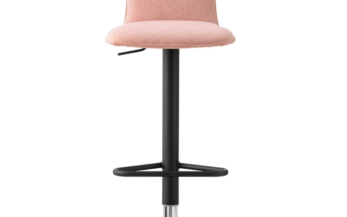 Ιταλικό σκαμπό μπαρ Riley Soft Lift του οίκου Connubia με μαλακή επένδυση, περιστροφή 360° και βάση gas-lift, ιδανικό για πάγκο κουζίνας ή νησίδα.