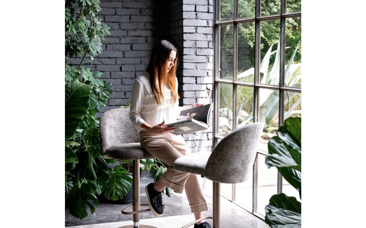 Ιταλικό σκαμπό μπαρ Tuka Mid Lift της Connubia με επενδεδυμένο κέλυφος και ρύθμιση ύψους gas-lift, ταιριάζει σε πάγκο κουζίνας ή νησίδα.