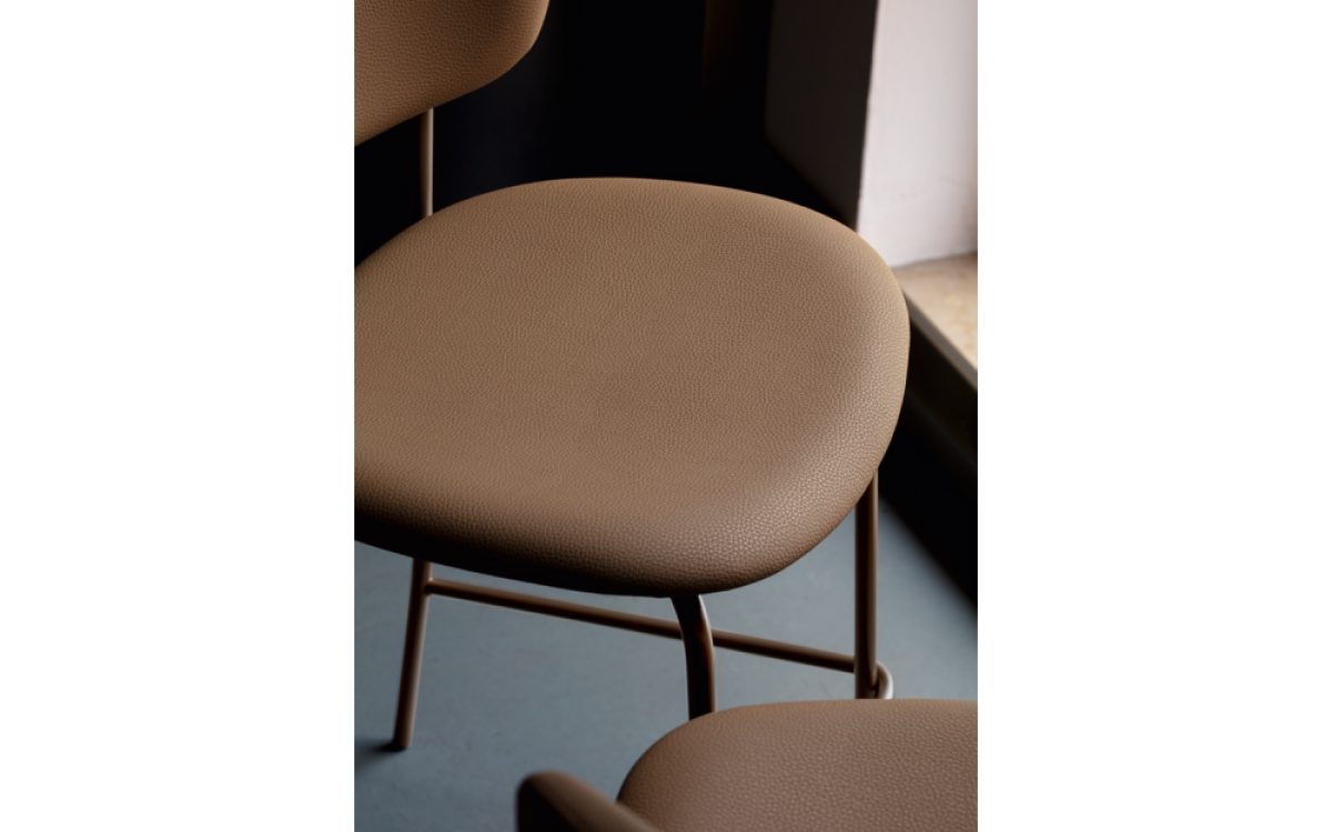 Ιταλικό σκαμπό μπαρ Desy Metal του οίκου Connubia με μεταλλικό σκελετό και αγκαλιαστή πλάτη που ενώνεται με το κάθισμα.