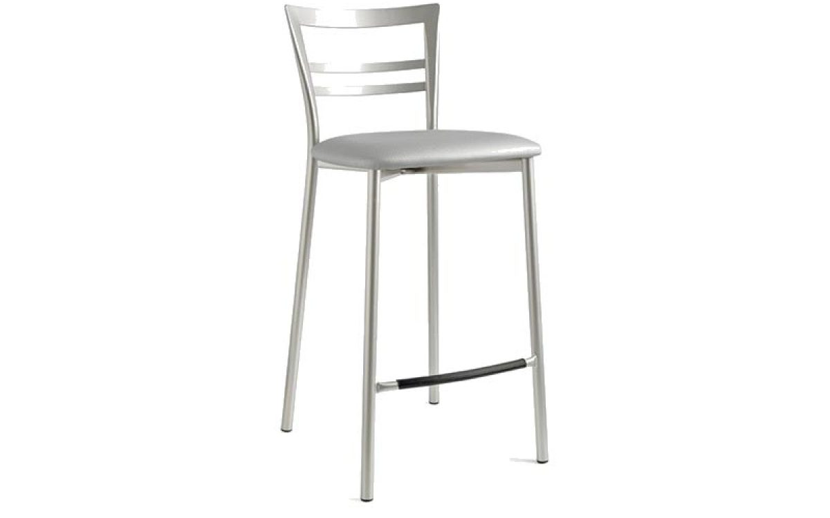 Ιταλικό σκαμπό μπαρ Go! της Connubia με σταθερή μεταλλική βάση, υποπόδιο και πλάτη μεσαίου ύψους, ιδανικό για πάγκο κουζίνας ή bar.