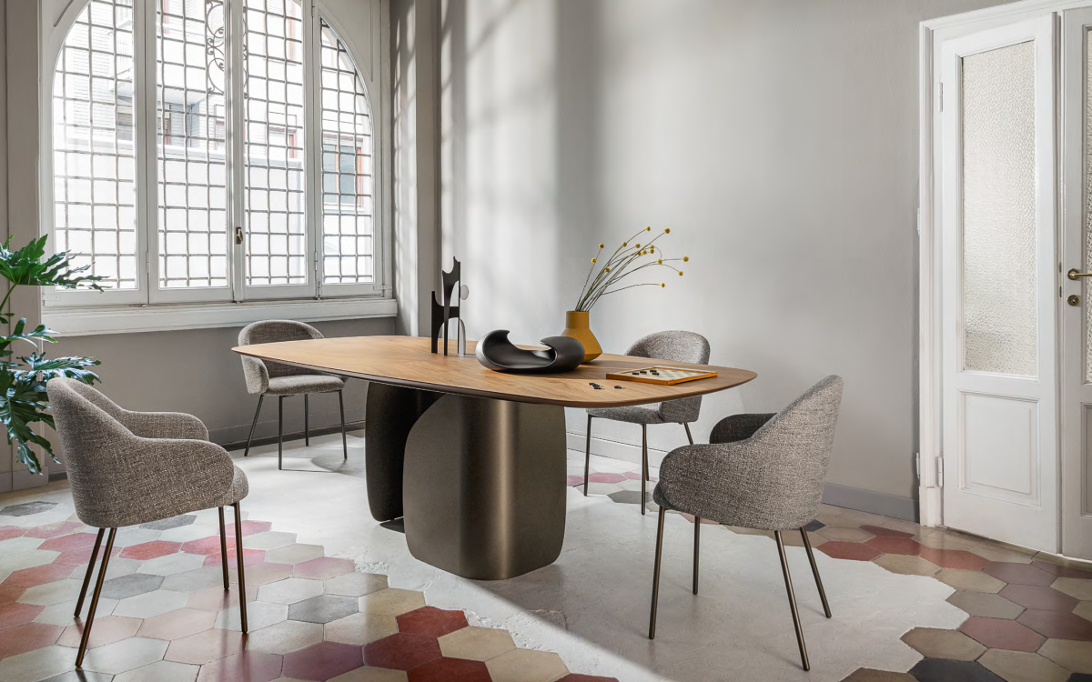 Ιταλική καρέκλα Holly Fab του οίκου Calligaris με αγκαλιαστή πλάτη και λεπτά μεταλλικά πόδια, ιδανική για τραπεζαρία με σύγχρονη κομψότητα.