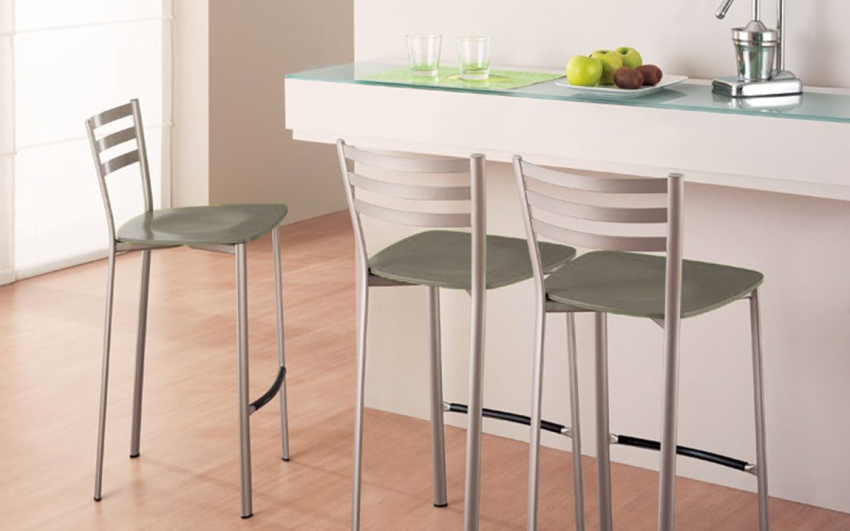 Ιταλικό σκαμπό μπαρ Ace Metal του οίκου Connubia με μεταλλικό σκελετό, υποπόδιο και πλάτη μεσαίου ύψους, διαθέσιμο σε πολλά υλικά και χρώματα.