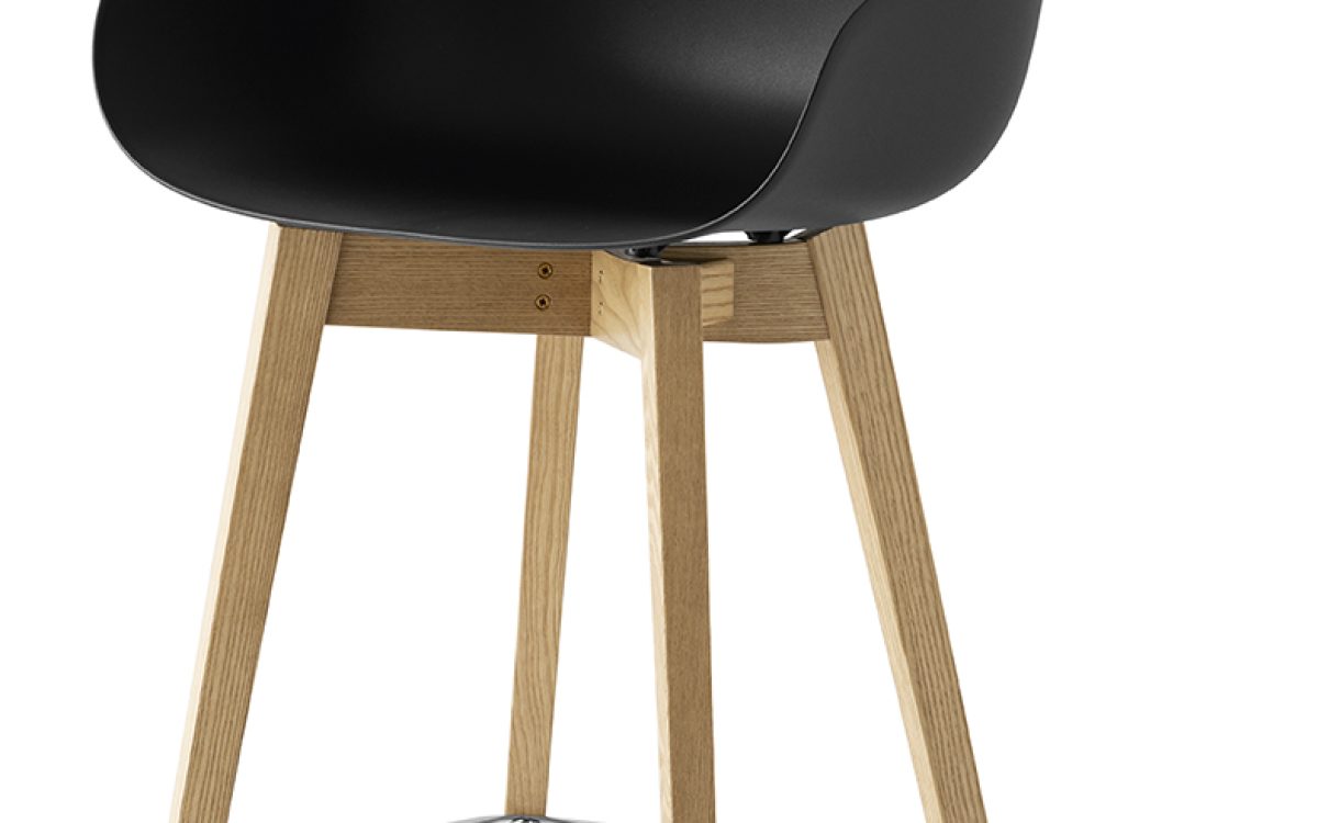 Ιταλικό σκαμπό μπαρ Academy-XL Wood του οίκου Connubia με σταθερή ξύλινη βάση και μεγαλύτερο κάθισμα, ιδανικό για πάγκο κουζίνας ή home bar.