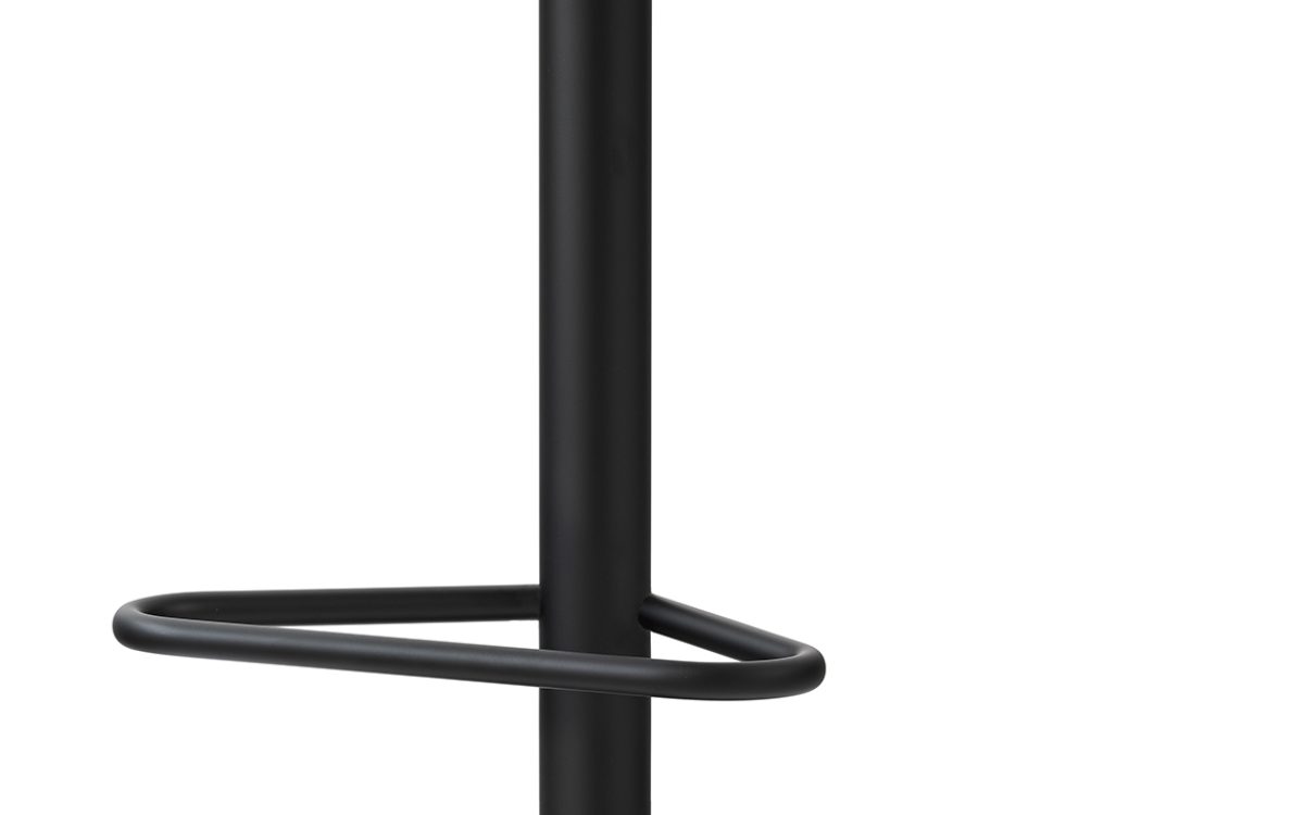 Ιταλικό σκαμπό μπαρ Cosmopolitan της Connubia με μεταλλική βάση και κάθισμα πολυπροπυλενίου χαμηλής πλάτης.