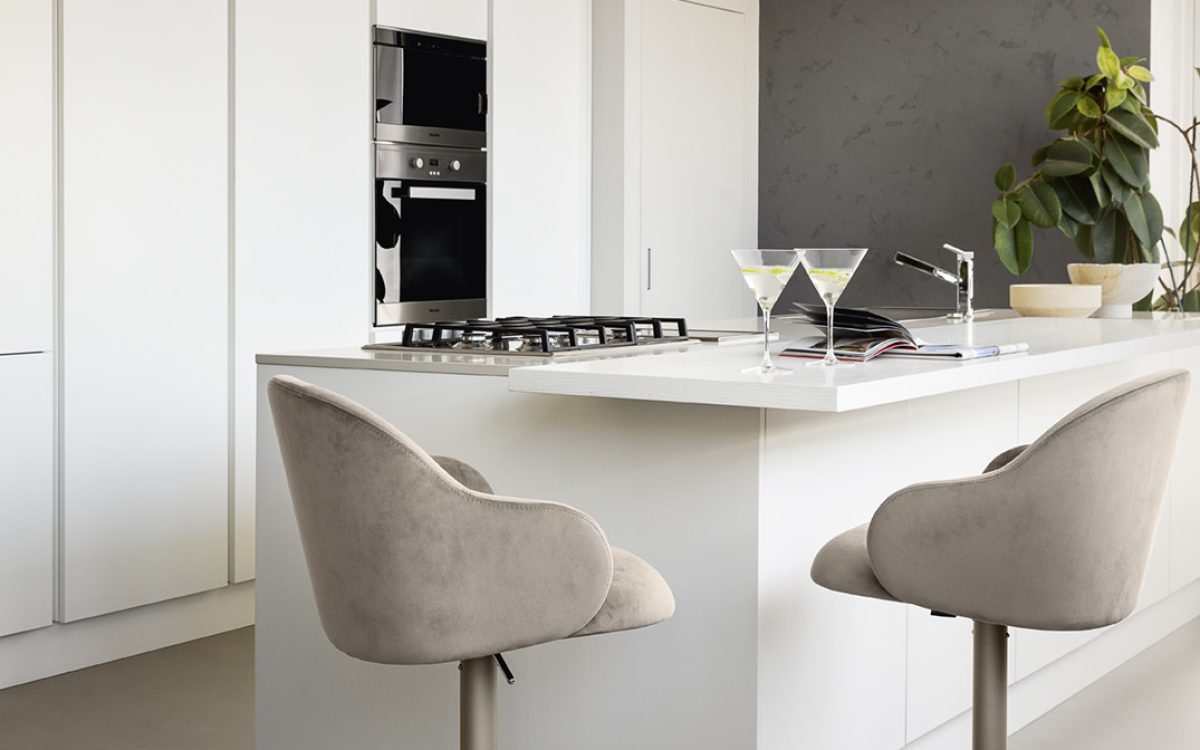 Ιταλικό σκαμπό μπαρ Holly Lift της Calligaris με μεταλλικό σκελετό και επενδυμένη πλάτη, ιδανικό για πάγκο κουζίνας ή home bar.